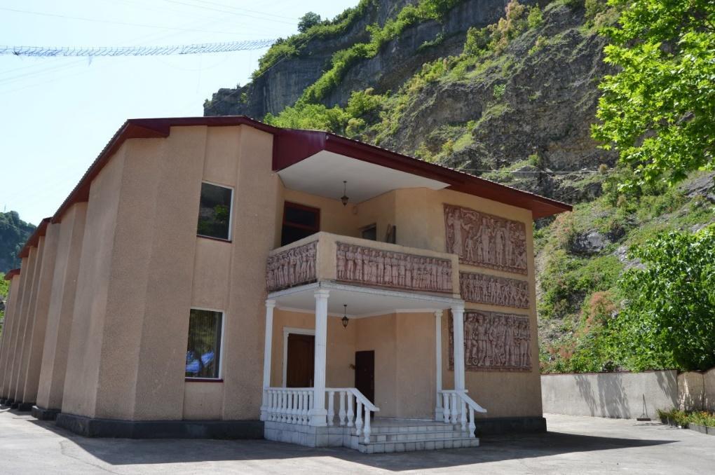 Hotel Nikoli Chiatura Bagian luar foto